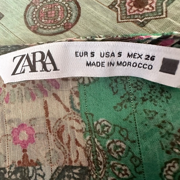 Zara Women’s Sheer Button Up blouse With Paisley Print and Ruffle Detail. Size S - Picture 6 of 8